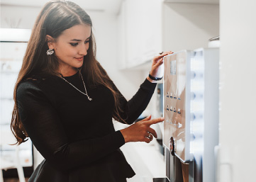 studiomuc mieterin wählt sich ein bio essen am super food automaten aus
